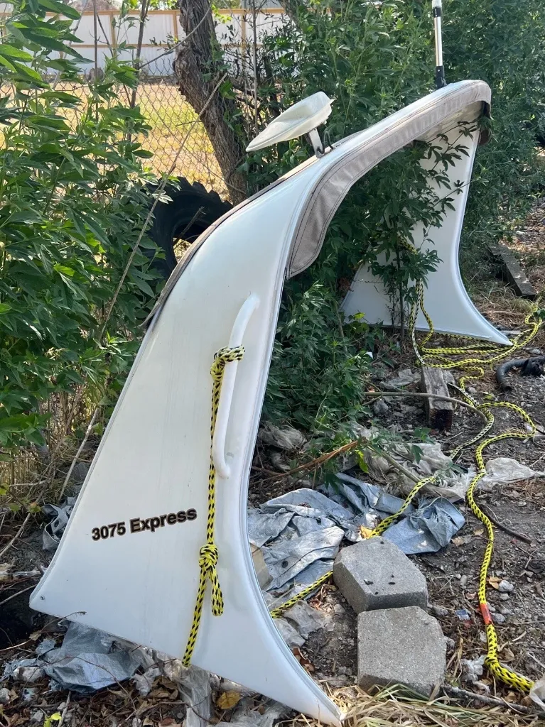 [10091] 2001 Cruisers Yachts 3075 Express Flybridge Radar Arch – Used