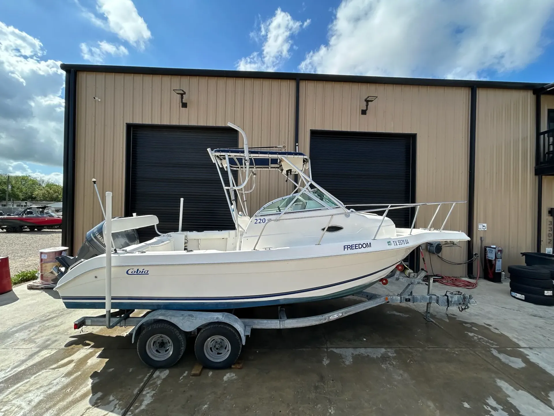 2000 Cobia 220