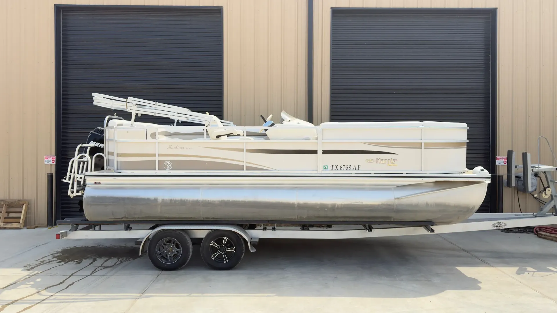 2007 Harris Sunliner 220 | Mercury 90HP | 205 Hours | Freshwater Only