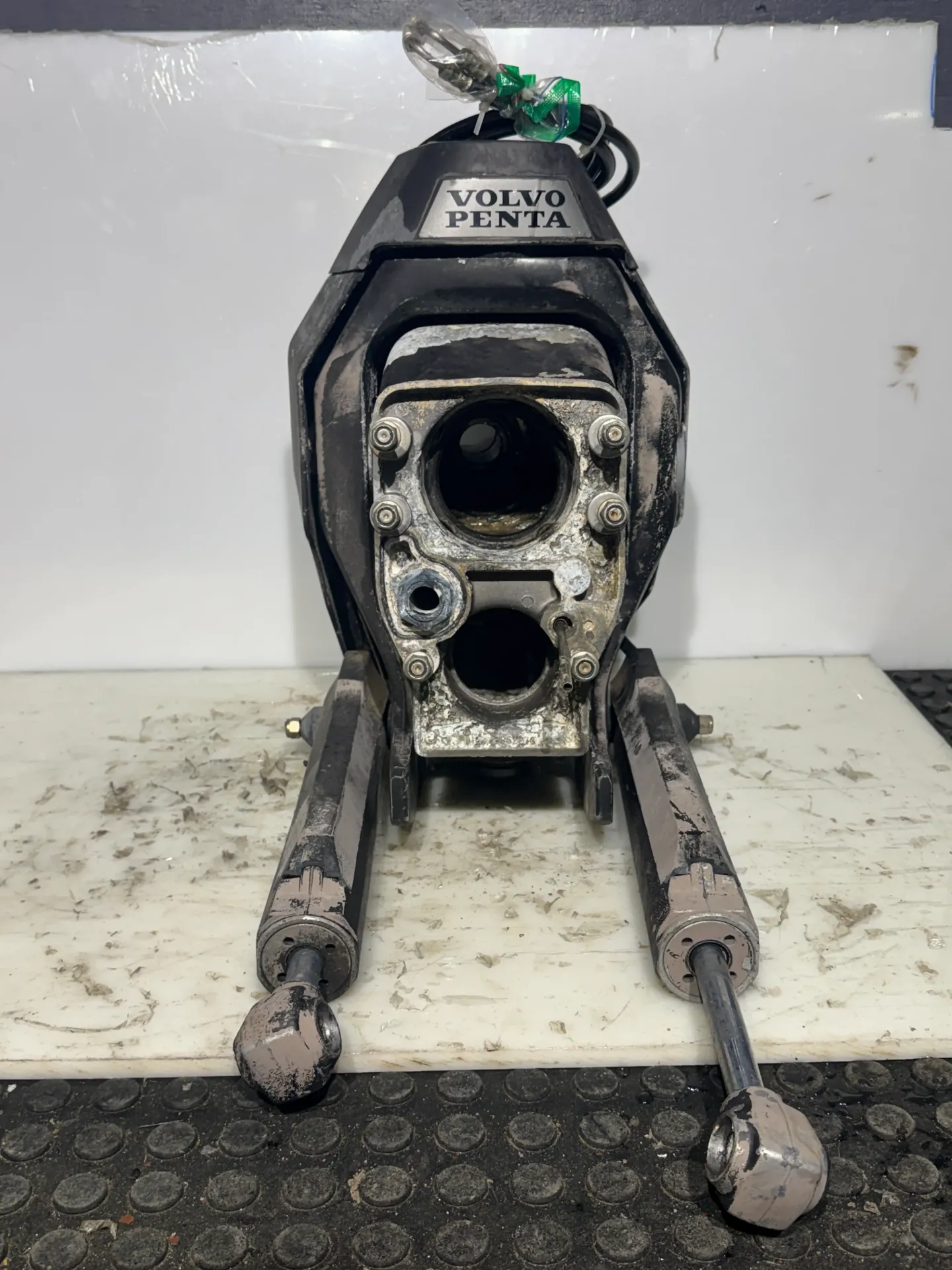 OEM Volvo Penta DPS Sterndrive Upper Gear Housing 3852270 w/ Hydraulic Trim Rams