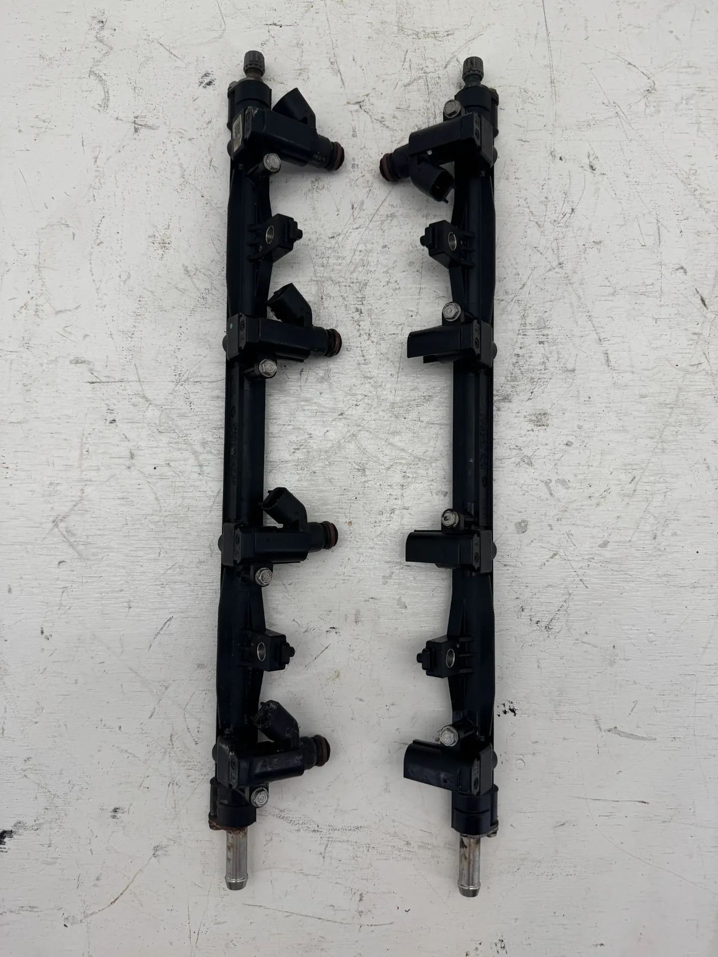 OEM Mercury Marine 4.6L V8 Fuel Rail Assembly Set w/ 5 Injectors 8M0127350/8M0127368
