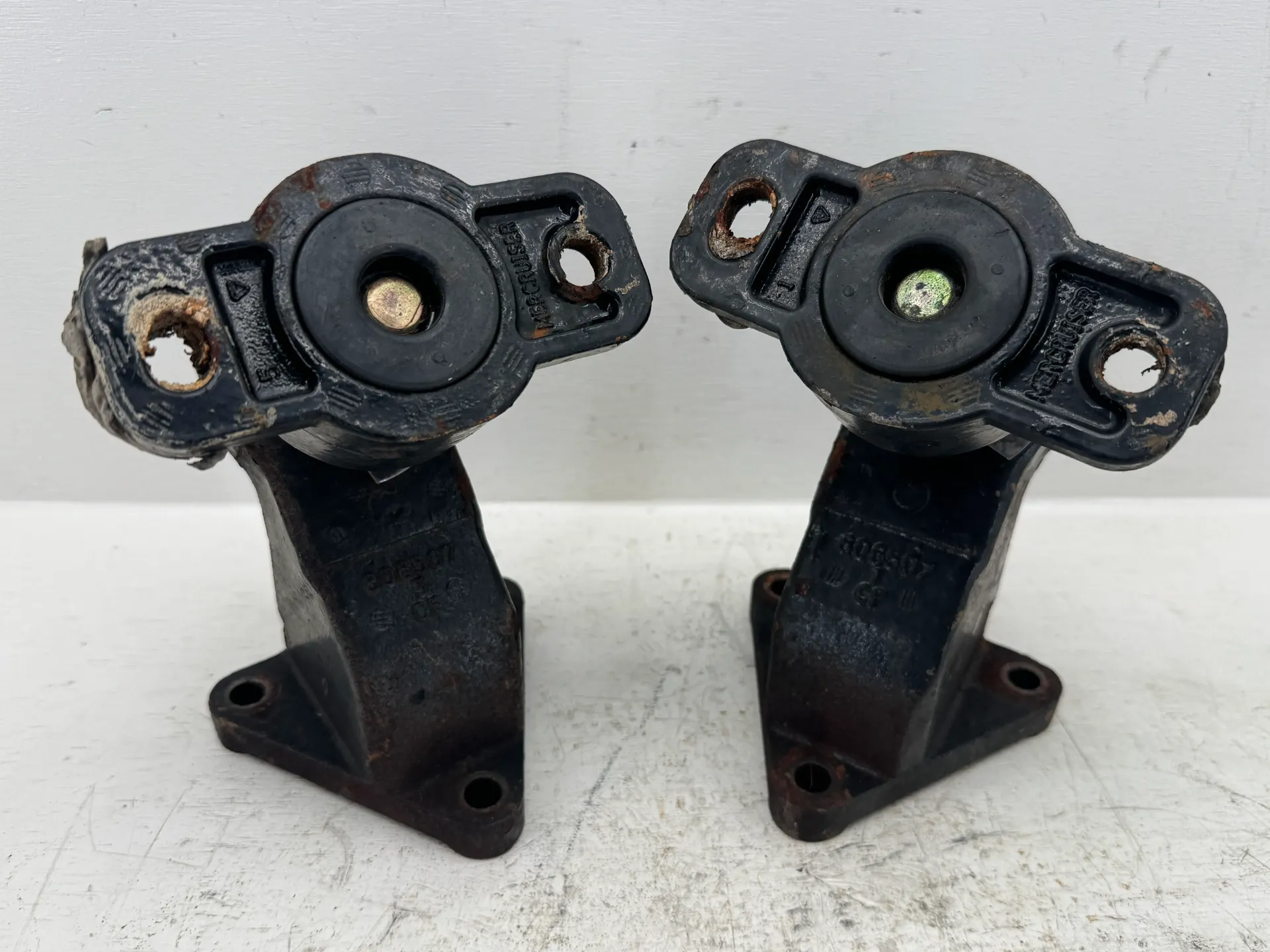 OEM Mercury MerCruiser Front Engine Motor Mount Brackets Pair 806507 4.3L 5.0L 5.7L V8