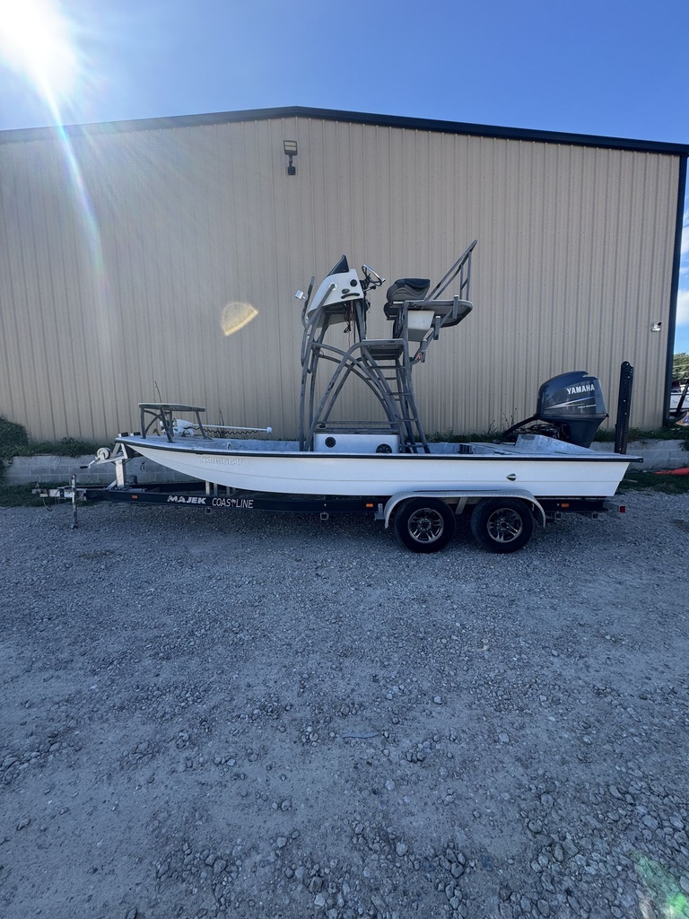 [10792] 2000 Majek Red Fin Shallow-Water Fishing Boat – Yamaha 150HP Four-Stroke – 344 Hours – Tower – Trailer