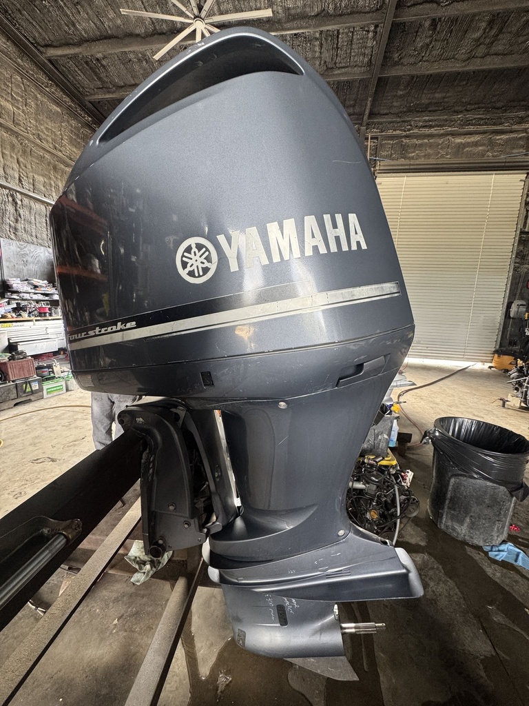 [11111] 2011 Yamaha F300 300HP V6 Four-Stroke Outboard | 25" Shaft | Digital Shift | 180 PSI Compression